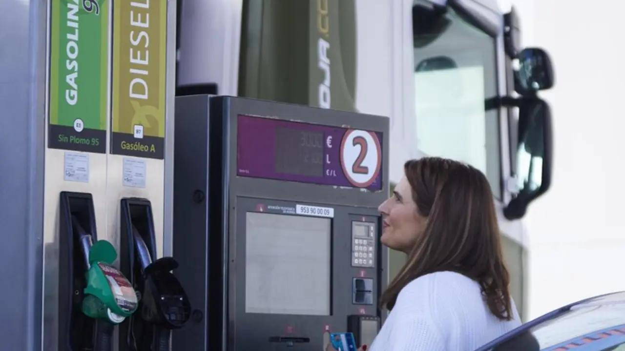  Una mujer paga en una gasolinera autoservicio tras la supresi&oacute;n de la bonificaci&oacute;n de 0,20&euro; por el gobierno de Espa&ntilde;a, a 3 de enero de 2023 en Sevilla (Andaluc&iacute;a, Espa&ntilde;a). - Joaquin Corchero - Europa Press 