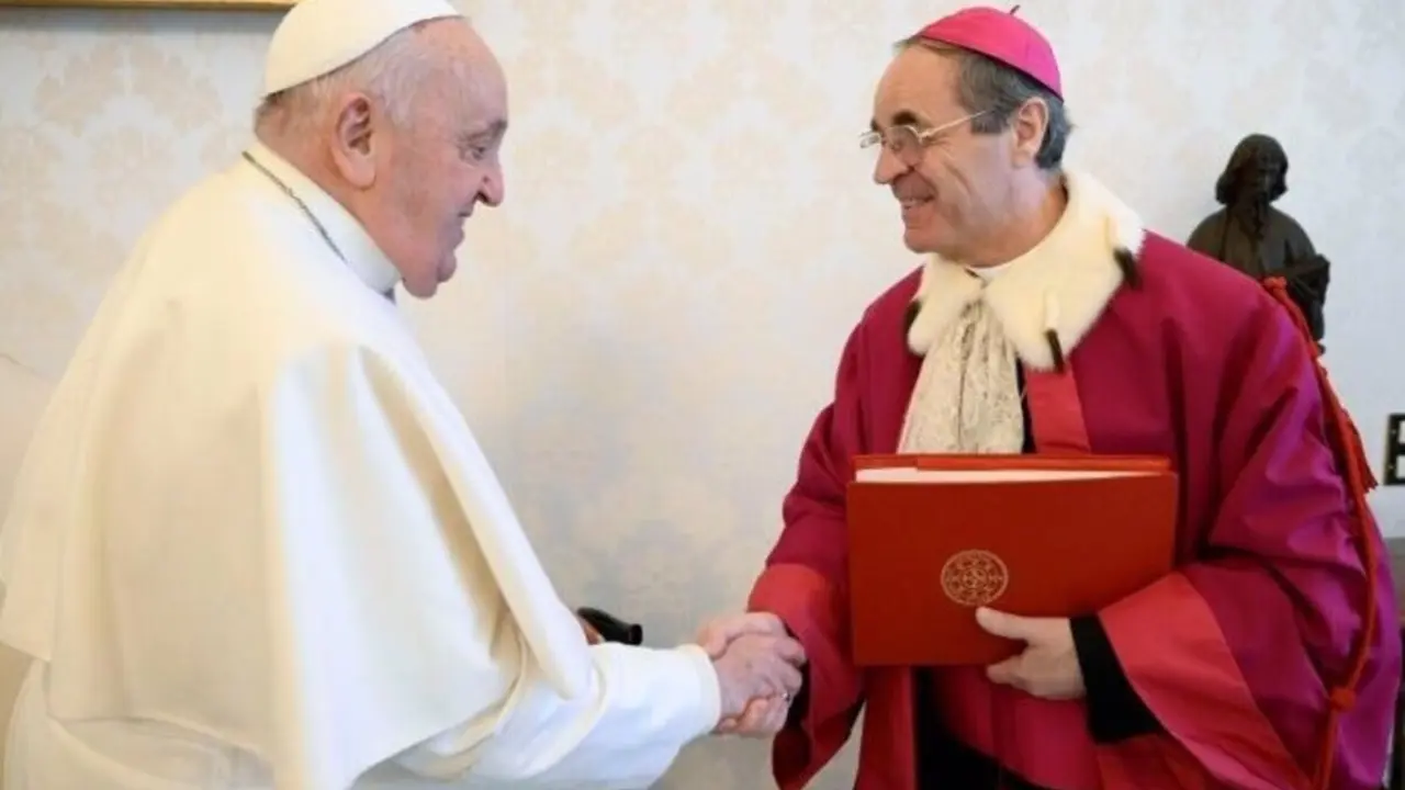  El Papa Francisco con el espa&ntilde;ol Alejandro Arellano en una fotograf&iacute;a de archivo. - VATICAN MEDIA 