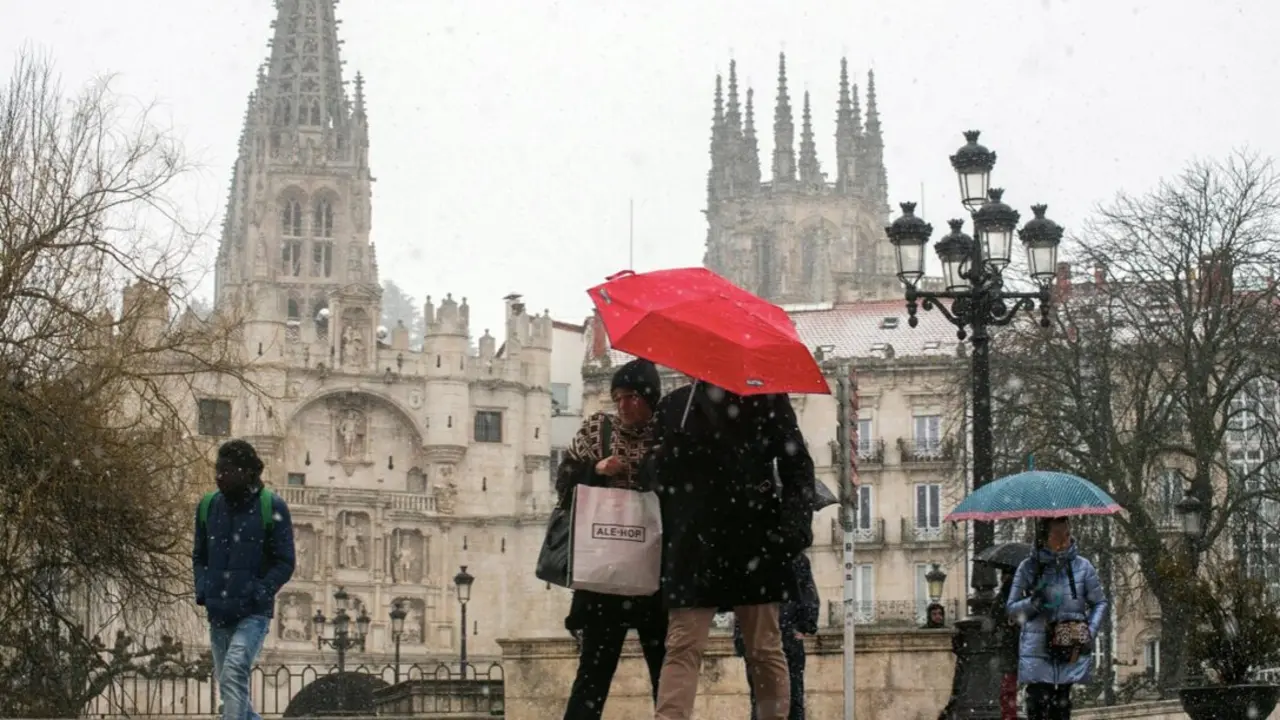  Varias personas caminan por la calle mientras nieva, a 23 de febrero de 2023, en Burgos, Castilla y Le&oacute;n (Espa&ntilde;a). - Tom&aacute;s Alonso - Europa Press 