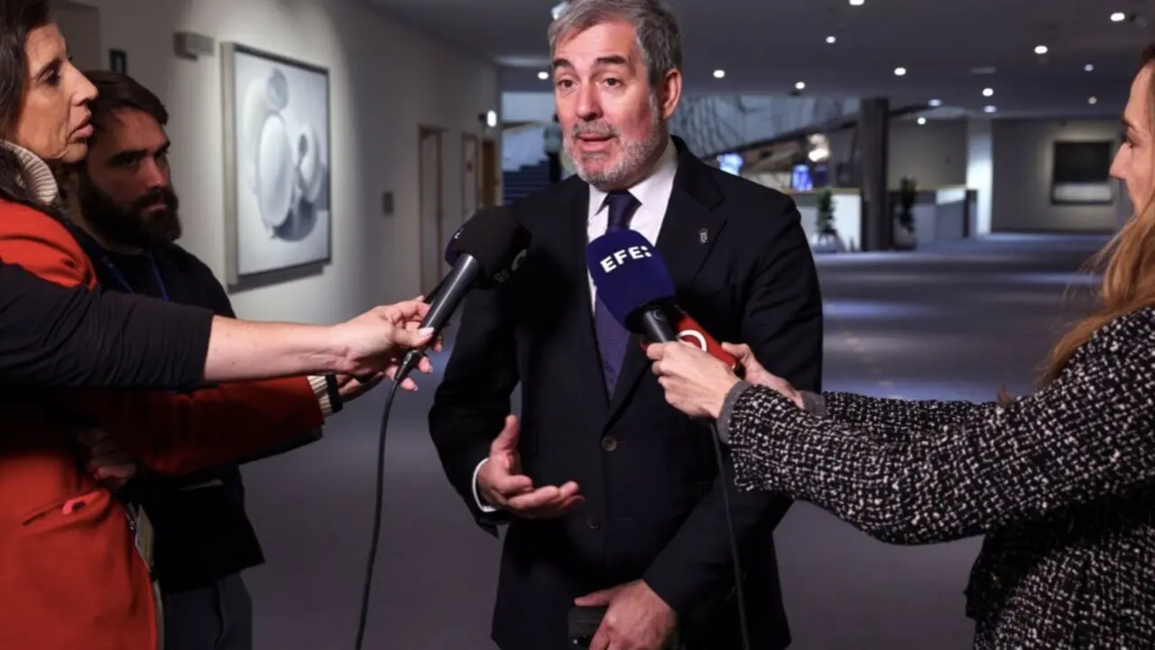  El presidente de Canarias, Fernando Clavijo, atiende a los medios en una de sus visitas a Bruselas - GOBIERNO DE CANARIAS | EP 