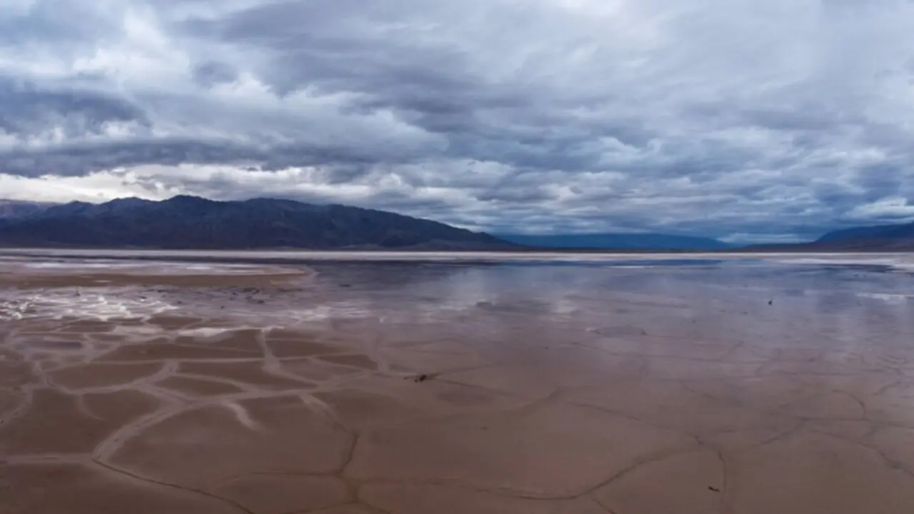  El barro agrietado y la sal en el fondo del valle del Parque Nacional del Valle de la Muerte en California pueden convertirse en un estanque reflectante despu&eacute;s de las lluvias - NPS/KURT MOSES | EP 