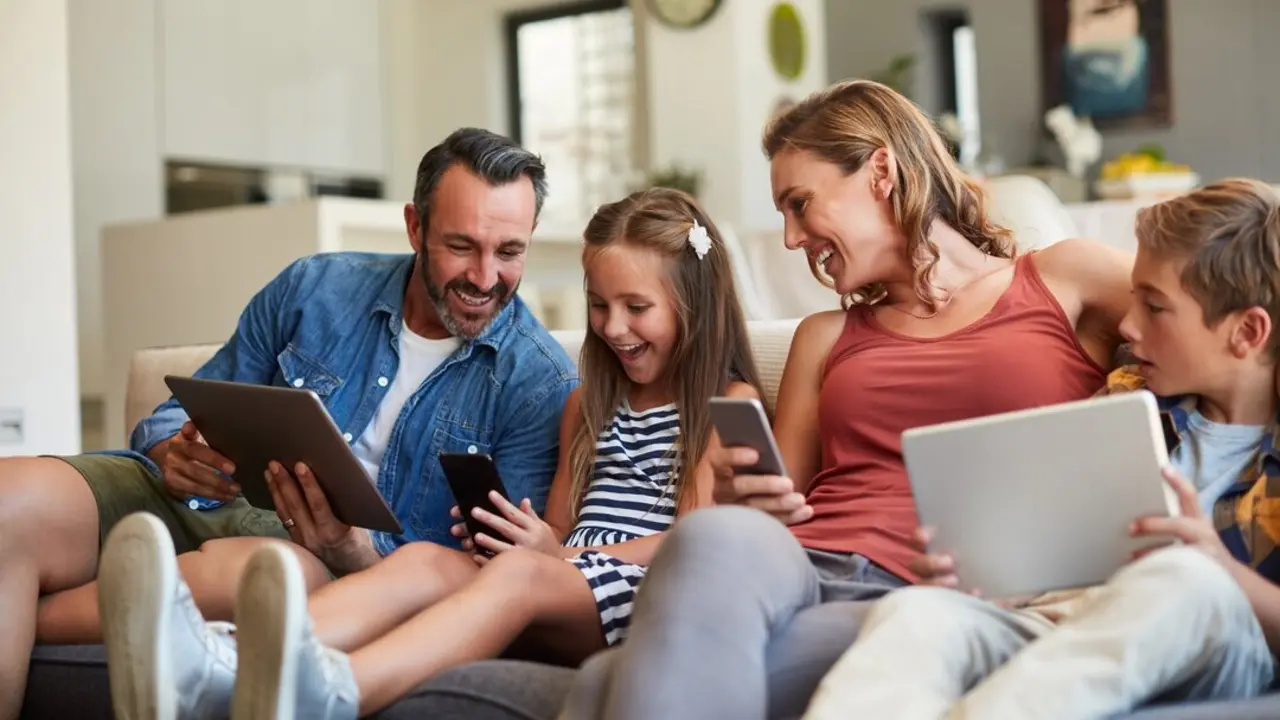  La mayor&iacute;a de los menores espa&ntilde;oles recibe su primer m&oacute;vil a los 12 a&ntilde;os, pero s&oacute;lo 1 de cada 5 padres cree que es la edad adecuada 