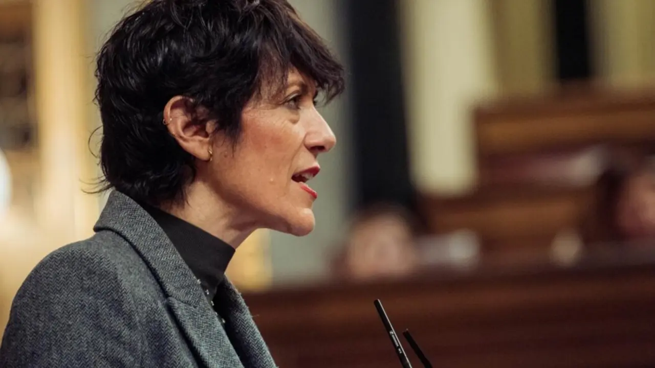  La ministra de Inclusi&oacute;n, Seguridad Social y Migraciones, Elma Saiz, interviene durante una sesi&oacute;n plenaria extraordinaria, en el Congreso de los Diputados, a 22 de enero de 2025, en Madrid (Espa&ntilde;a). - Gabriel Luengas - Europa Press 