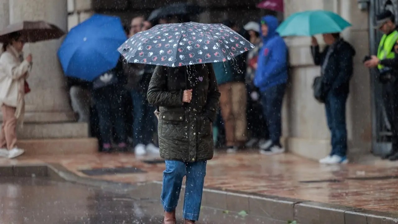  Personas se protegen de la lluvia. 