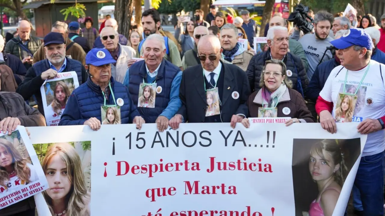  Archivo - El abuelo de Marta del Castillo, Jos&eacute; Antonio Casanova (3d), en la concentraci&oacute;n ante los juzgados por el 15 aniversario del asesinato de Marta del Castillo. A 24 de enero de 2024 - Mar&iacute;a Jos&eacute; L&oacute;pez - Europa Press - Archivo 