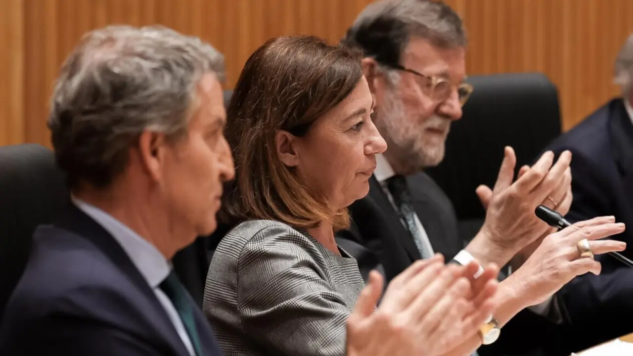  (I-D) El presidente del Partido Popular, Alberto N&uacute;&ntilde;ez Feij&oacute;o; la presidenta del Congreso de los Diputados, Francina Armengol y el expresidente del Gobierno, Mariano Rajoy, durante la presentaci&oacute;n del libro de Mariano Rajoy, 'Discursos Parlamentarios de M - Diego Radam&eacute;s - Europa Press 