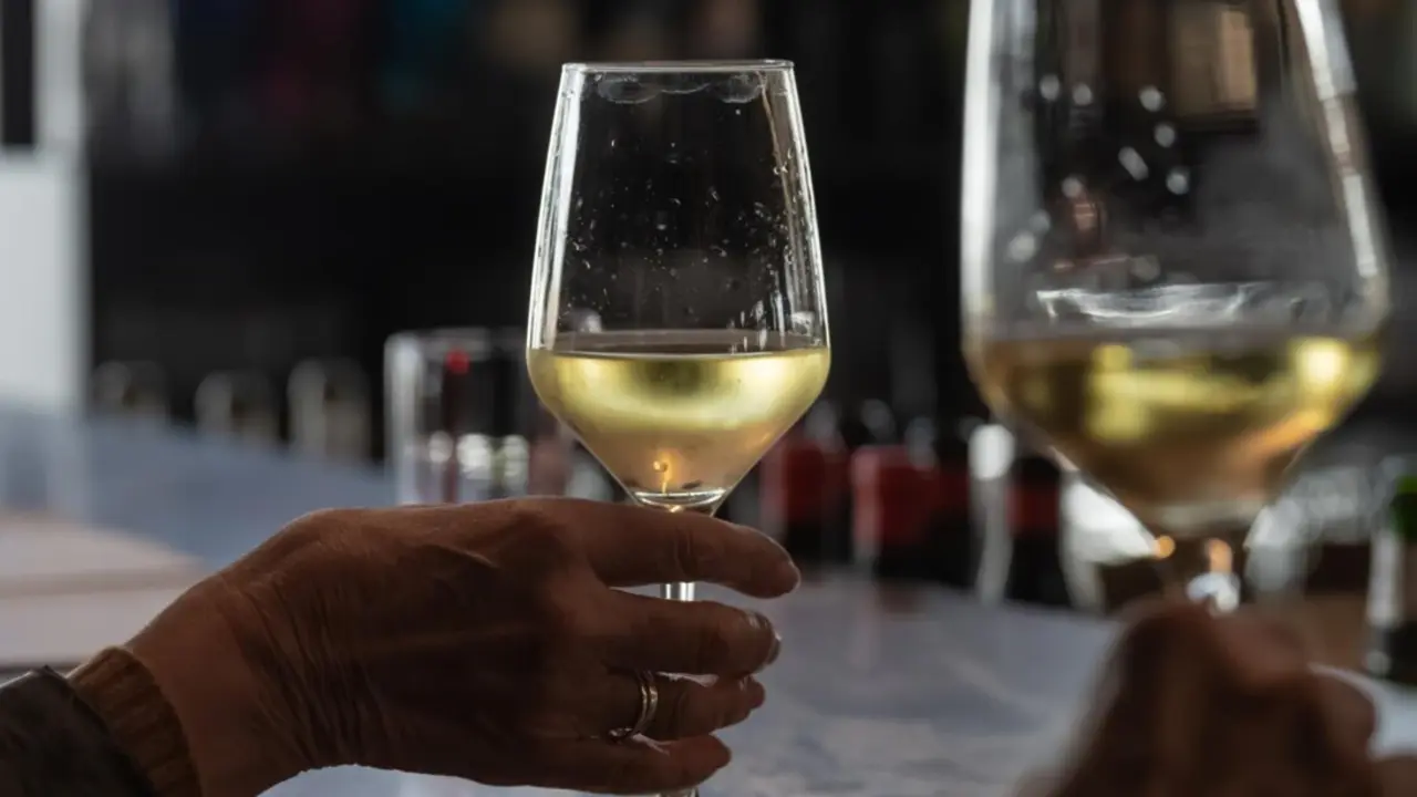  Archivo - Gente bebiendo vino - David Zorrakino - Europa Press - Archivo 