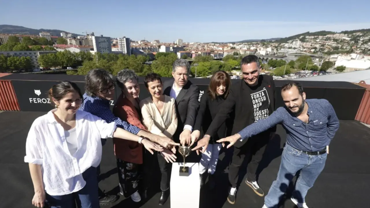  El alcalde de Pontevedra, Miguel Anxo Fern&aacute;ndez Lores, y la presidenta de AICE, Mar&iacute;a Guerra, entre otros, en la presentaci&oacute;n de las galas de entrega de los Premios Feroz 2025 y 2026, que se celebrar&aacute;n en la ciudad. - CONCELLO DE PONTEVEDRA | EP 