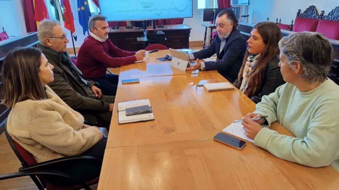 El alcalde de Tarifa, Jorge Santos, y el primer teniente de alcalde, Jorge Ben&iacute;tez, junto a representantes de Poplac para abordar soluciones al alga invasora - AYUNTAMIENTO DE TARIFA | EP 