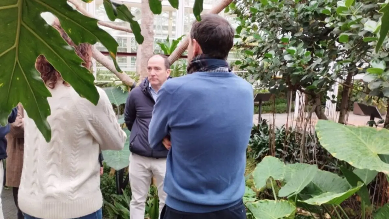  El delegado de Urbanismo, Medio Ambiente y Movilidad, Borja Carabante, durante la visita al Palacio de Cristal de Arganzuela. - EUROPA PRESS 
