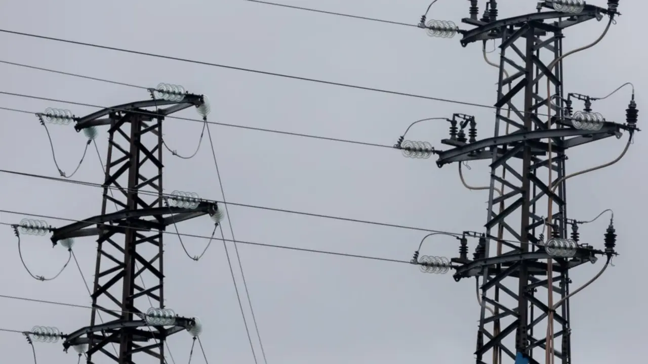  Archivo - Vista de dos torre de alta tensi&oacute;n, a 22 de noviembre de 2022, en Madrid (Espa&ntilde;a). - Eduardo Parra - Europa Press - Archivo 