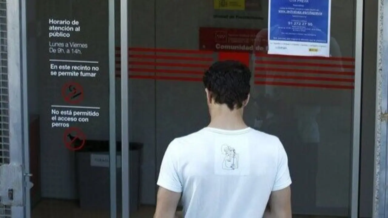  Joven en la oficina del paro 