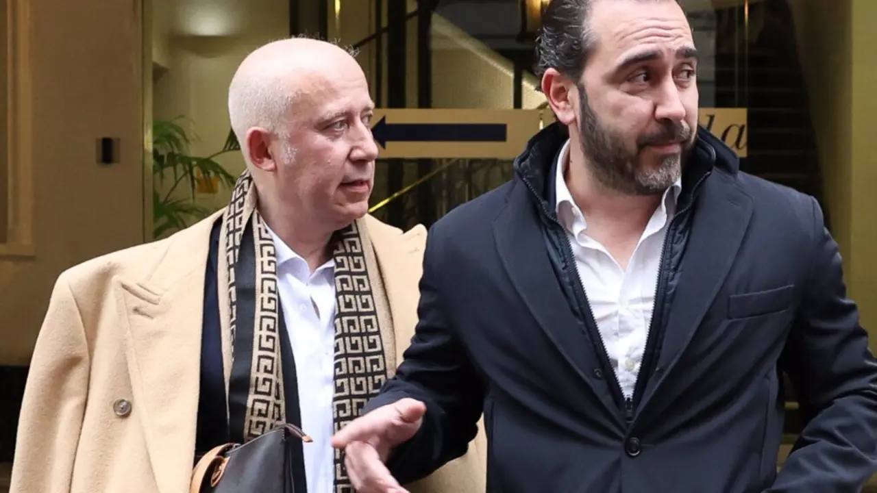  El empresario, V&iacute;ctor de Aldama(d), atiende a los medios a su salida de una entrevista en la COPE, a 22 de enero de 2025, en Madrid (Espa&ntilde;a). Aldama regresa a 'Herrera en COPE' con novedades importantes en torno a la documentaci&oacute;n aportada tanto en el Sup - Marta Fern&aacute;ndez - Europa Press 