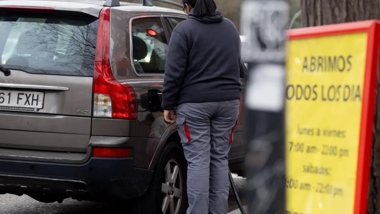  Archivo - Una mujer llenando el dep&oacute;sito de su veh&iacute;culo en una gasolinera - Eduardo Parra - Europa Press - Archivo 