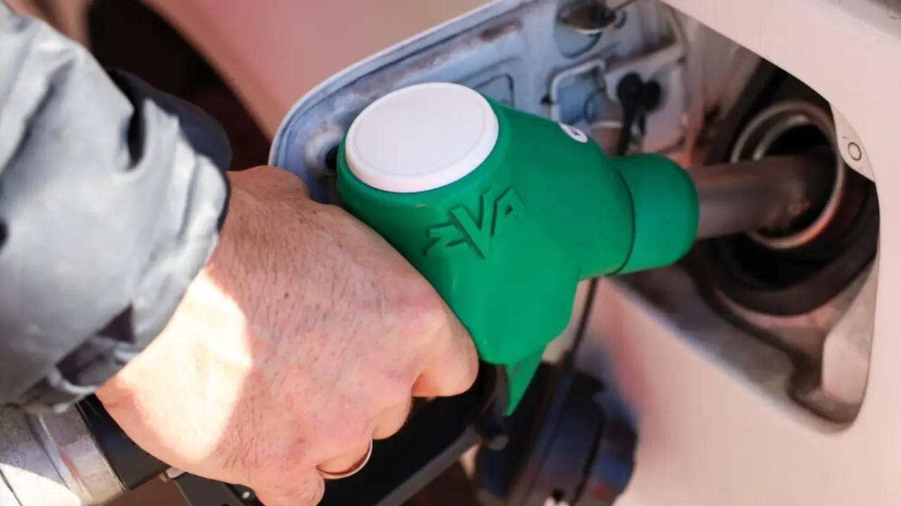  Archivo - Una persona reposta en una gasolinera, a 26 de diciembre de 2024, en Madrid (Espa&ntilde;a). Coincidiendo con la primera fase de la operaci&oacute;n salida de Navidad, que tuvo lugar desde el pasado 20 de diciembre hasta ayer, 25 de diciembre, los precios de - Europa Press - Archivo 