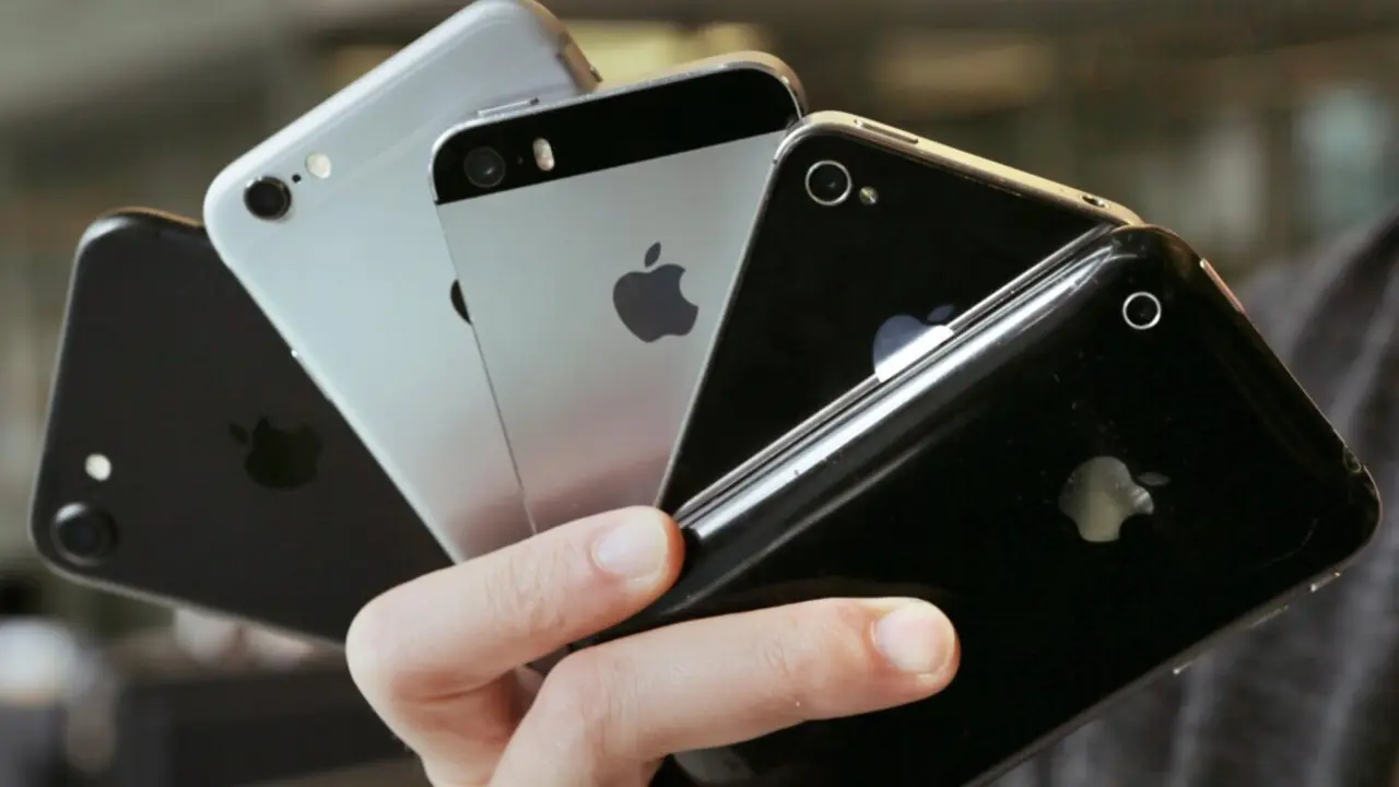  Archivo - FILED - 12 September 2017, Berlin: A young woman holds up Apple iPhones of different generations in Berlin. Photo: Fernando Gutierrez-Juarez/dpa-Zentralbild/dpa - Fernando Gutierrez-Juarez/Dpa-Ze - Archivo 