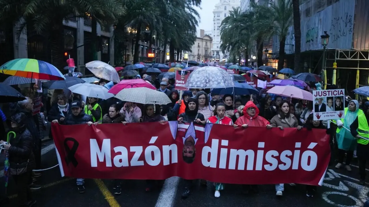  Una cuarta manifestaci&oacute;n recorre el centro de Val&egrave;ncia para exigir la dimisi&oacute;n de Maz&oacute;n: "Las v&iacute;ctimas no se olvidan" - JORGE GIL / EUROPA PRESS 