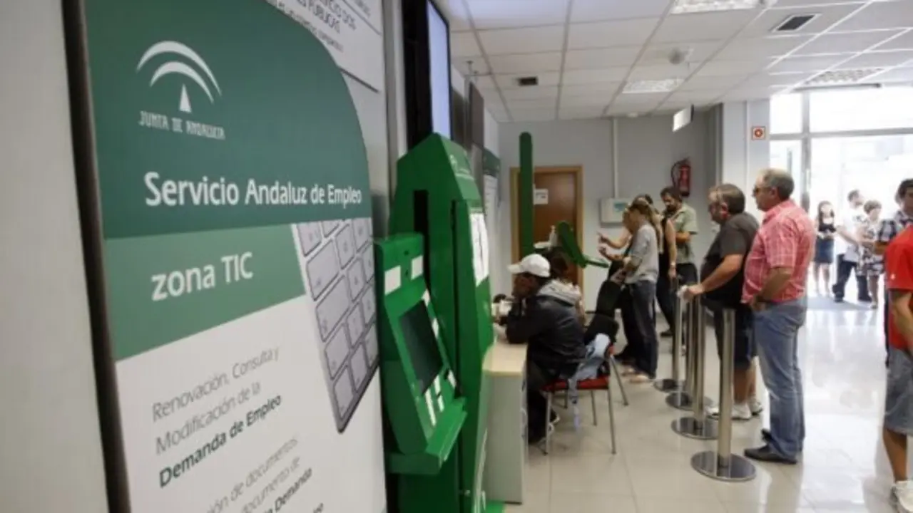 FOTOGRAFIA: GONZALEZ MOLERO;
OFICINA DEL INEM EN LA CALLE SOS DEL REY CATOLICOS. 20111004TFGP.