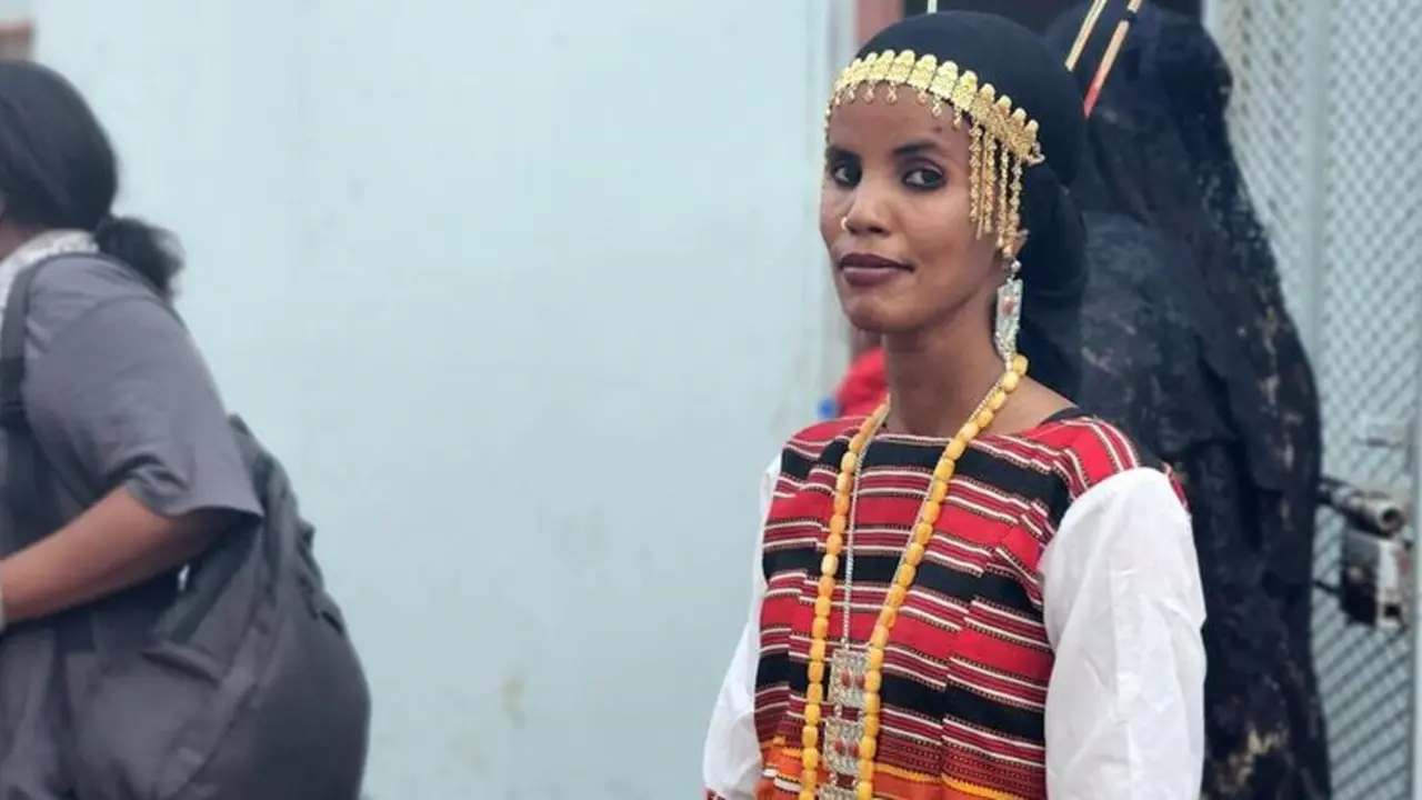  M&aacute;s de 230 millones de mujeres y ni&ntilde;as han sufrido mutilaci&oacute;n genital femenina en los 30 pa&iacute;ses de &Aacute;frica, Oriente Medio y Asia en los que se realiza, y 27 millones m&aacute;s corren el riesgo de ser sometidas a este procedimiento en los pr&oacute;ximos cinco a&ntilde;os, seg&uacute;n datos de Naciones Unidas que ha recogido los testimonios de varias supervivientes, con motivo de la conmemoraci&oacute;n este jueves 6 de febrero del D&iacute;a Internacional de Tolerancia Cero con la Mutilaci&oacute;n Genital Femenina.<br><br>"Todav&iacute;a veo el cuchillo y a la mujer que me sujetaba", afirma Hawa'a Mohamed Kamil, de 30 a&ntilde;os, que fue sometida a mutilaci&oacute;n genital femenina a los seis, una experiencia que le dej&oacute; secuelas no solo f&iacute;sicas, sino tambi&eacute;n psicol&oacute;gicas. "Tengo miedo de los hombres, de todos, a todo", ha declarado al Fondo de Poblaci&oacute;n de las Naciones Unidas (UNFPA), el organismo de salud sexual y reproductiva de la ONU.<br><br>Hawa'a decidi&oacute; canalizar su miedo y su rabia para convertirse en defensora de la red Elle&Elles, apoyada por el UNFPA, que aboga por la salud, y los derechos sexuales y reproductivos en Yibuti. Juntas viajan desde la capital a aldeas remotas para sensibilizar a la poblaci&oacute;n, incluidos los varones.<br><br>La mutilaci&oacute;n genital femenina (MGF) es el nombre gen&eacute;rico dado a aquellas pr&aacute;cticas que implican la resecci&oacute;n total o parcial de los genitales externos femeninos u otras agresiones a los &oacute;rganos genitales de las mujeres por razones culturales u otras con finalidad no terap&eacute;utica. El procedimiento se acostumbra a llevar a cabo entre la infancia y los 15 a&ntilde;os de edad y comporta consecuencias que pueden llegar a ser graves para la salud.<br><br>Seg&uacute;n la Organizaci&oacute;n Mundial de la Salud (OMS), esta pr&aacute;ctica, considerada internacionalmente como una violaci&oacute;n de los derechos humanos, puede provocar dolor intenso, fiebre, inflamaci&oacute;n de los tejidos genitales, hemorragias graves, problemas urinarios, infecciones como el t&eacute;tanos, problemas menstruales, problemas vaginales y problemas sexuales, adem&aacute;s de trastornos psicol&oacute;gicos. A largo plazo, tambi&eacute;n puede causar problemas de fertilidad, complicaciones durante el parto e incluso muerte neonatal.<br><br>"PERDIMOS A MUCHAS MUJERES DESANGRADAS"<br>En la regi&oacute;n de Tadjourah, en el centro-norte de Yibuti, Khadija, de 39 a&ntilde;os, atraviesa kil&oacute;metros de terreno para animar a las familias a que no sometan a sus hijas a la intervenci&oacute;n. "Hace veinticinco a&ntilde;os dej&eacute; que mi hija sufriera la mutilaci&oacute;n genital femenina --ha explicado al UNFPA-- pero me he comprometido a proteger a mi nieta". Como superviviente, Khadija hab&iacute;a visto las consecuencias de la ablaci&oacute;n. "Perdimos a muchas mujeres que murieron desangradas antes de llegar a un centro de salud", ha indicado.<br><br>Naciones Unidas se&ntilde;ala que en los &uacute;ltimos 30 a&ntilde;os, la prevalencia de la mutilaci&oacute;n genital femenina ha disminuido en todo el mundo y, en la actualidad, una ni&ntilde;a tiene un tercio menos de probabilidades de sufrirla que hace 30 a&ntilde;os. Si bien, advierte de que las crisis humanitarias como los brotes de enfermedades, el cambio clim&aacute;tico o los conflictos armados, entre otras, podr&iacute;an hacer peligrar el mantenimiento de estos logros.<br><br>En todo caso, el objetivo es su eliminaci&oacute;n plena en el a&ntilde;o 2030. Por ello, impulsa junto a UNICEF desde el a&ntilde;o 2008 un programa conjunto mundial para acelerar esta lucha contra la MGF. Este programa se centra en la actualidad en 17 pa&iacute;ses africanos principalmente y gracias a su apoyo, m&aacute;s de 7 millones de ni&ntilde;as y mujeres han recibido servicios de prevenci&oacute;n, protecci&oacute;n y atenci&oacute;n relacionados con la mutilaci&oacute;n.<br><br>MEDIADORES CULTURALES EN LOS CENTROS DE SALUD<br>En este contexto, M&eacute;dicos del Mundo ha reclamado la incorporaci&oacute;n de la figura de la mediadora intercultural en el Sistema Nacional de Salud de Espa&ntilde;a para garantizar una atenci&oacute;n accesible e inclusiva a las supervivientes.<br><br>"Cuando una profesional de la salud sabe c&oacute;mo hablar contigo, c&oacute;mo explicarte los procedimientos y c&oacute;mo respetar tus vivencias sin prejuicios ni estereotipos, la diferencia es enorme. Sin una formaci&oacute;n adecuada, los protocolos no bastan", ha remarcado la referente pol&iacute;tica del Grupo Estatal de MGF de M&eacute;dicos del Mundo, Mar&iacute;a Idoia Ugarte Gurrutxaga.<br><br>En 2024, la ONG sanitaria atendi&oacute; a m&aacute;s de 700 mujeres, principalmente de Nigeria, Mali, Senegal y Gambia, en el marco de los proyectos de prevenci&oacute;n que lleva a cabo en Espa&ntilde;a. Adem&aacute;s, ha formado a m&aacute;s de 1.000 profesionales del &aacute;mbito social, educativo y sanitario en el fomento de una intervenci&oacute;n libre de prejuicios y estigmas y en la aplicaci&oacute;n del enfoque interseccional para la detecci&oacute;n temprana de esta forma de violencia.<br><br>RECONSTRUCCI&Oacute;N DEL CL&Iacute;TORIS EN ESPA&Ntilde;A<br>En Espa&ntilde;a tambi&eacute;n han surgido iniciativas como la de la Fundaci&oacute;n Dexeus Mujer que ha reconstruido el cl&iacute;toris de forma gratuita a 157 mujeres v&iacute;ctimas de la ablaci&oacute;n, a trav&eacute;s de un programa que lleva a cabo desde el a&ntilde;o 2007 y que cuenta con el apoyo del Hospital Universitario Dexeus.<br><br>En concreto, se dirige a las mujeres inmigrantes que han sufrido una ablaci&oacute;n en su pa&iacute;s de origen y que residen en Espa&ntilde;a, aunque tambi&eacute;n atiende, en algunos casos, a pacientes que viven en otros pa&iacute;ses. Desde su puesta en marcha y hasta el 30 de enero de 2025, el equipo m&eacute;dico ha visitado a un total de 225 pacientes y ha practicado la reconstrucci&oacute;n a 157 mujeres, seg&uacute;n han informado en un comunicado.<br><br>En el a&ntilde;o 2024 han realizado 10 operaciones y, de las mujeres que se sometieron a la intervenci&oacute;n, un 20% hab&iacute;an nacido en Espa&ntilde;a, un 22% en Senegal, un 15% en Gambia y un 8% en Mali. El resto proced&iacute;an mayoritariamente de otros pa&iacute;ses africanos, como Costa de Marfil, Guinea, Guinea-Bissau, Nigeria, Burkina Faso, Etiop&iacute;a, Sud&aacute;n, Egipto, Ghana y Kenia.<br><br>Seg&uacute;n explican, la intervenci&oacute;n de reconstrucci&oacute;n genital post ablaci&oacute;n dura unos 45 minutos y su objetivo es restituir anat&oacute;micamente el cl&iacute;toris y otros &oacute;rganos afectados, as&iacute; como recuperar su aspecto y capacidad sensitiva, algo que se consigue en m&aacute;s del 75% de los casos.<br><br>En cuanto a la normativa, Espa&ntilde;a ha ratificado diversos convenios internacionales que condenan la mutilaci&oacute;n genital femenina y la Ley Org&aacute;nica 1/1996 de Protecci&oacute;n Jur&iacute;dica del Menor regula la obligaci&oacute;n de que las entidades p&uacute;blicas estatales intervengan en caso de que un menor se halle en situaci&oacute;n de riesgo para su salud o seguridad e incluye la ablaci&oacute;n entre las situaciones consideradas de riesgo. Tambi&eacute;n se incluye como una de las formas de violencia contra la infancia en la Ley Org&aacute;nica 8/2021 de protecci&oacute;n integral a la infancia y la adolescencia frente a la violencia 