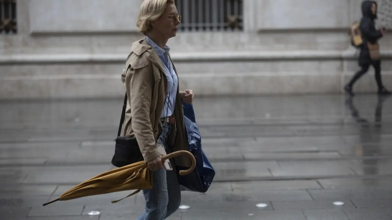  Archivo - Una mujer con gabardina y paraguas. A 21 de octubre de 2022, en Sevilla (Andaluc&iacute;a, Espa&ntilde;a). - Mar&iacute;a Jos&eacute; L&oacute;pez - Europa Press - Archivo 