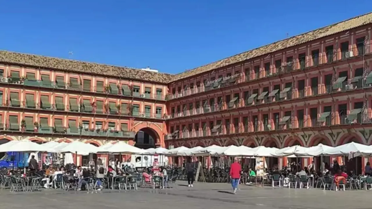  Archivo - Terrazas con veladores de establecimientos de hosteler&iacute;a en la Plaza de la Corredera, en una imagen de archivo.<br>- EUROPA PRESS - Archivo 