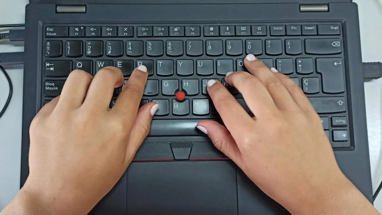  Archivo - Una persona utiliza un ordenador (foto recurso) - EUROPA PRESS - Archivo 