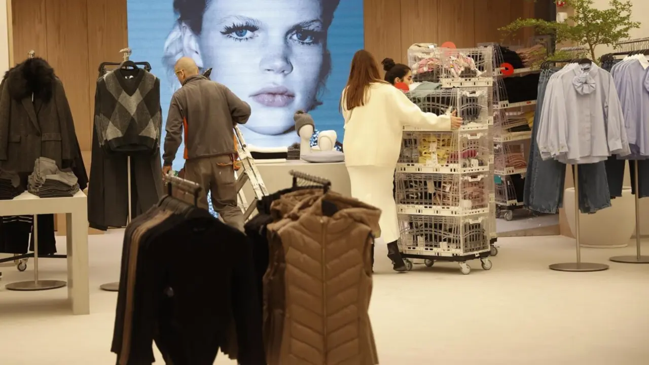  Archivo - Varios trabajadores ultiman la apertura de la macrotienda de Zara en el Boulevard Austria de Valencia - Rober Solsona - Europa Press - Archivo 