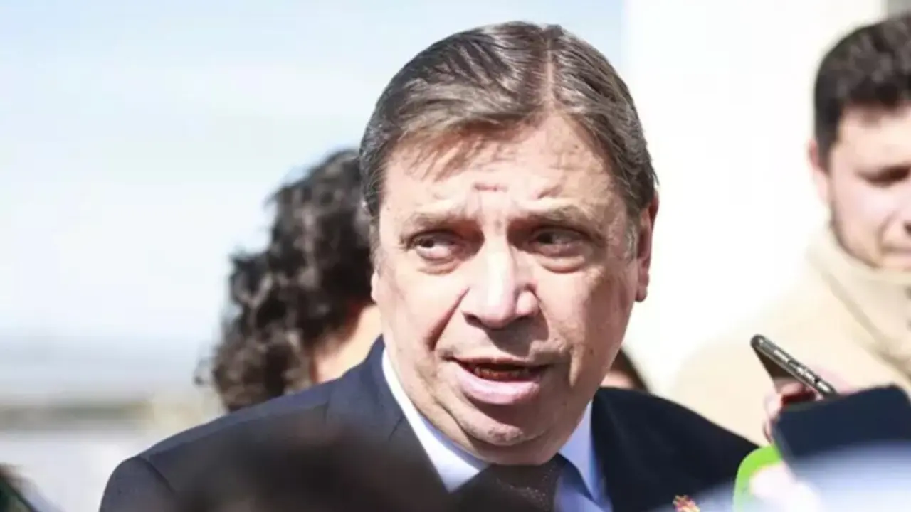  El ministro de Agricultura, Pesca y Alimentaci&oacute;n, Luis Planas, atiende a los medios de comunicaci&oacute;n.<br>- Roc&iacute;o Ruz - Europa Press 