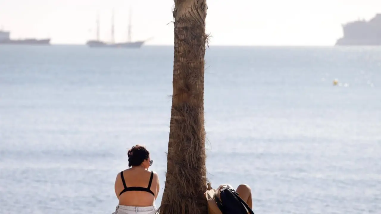  Archivo - Personas en la playa de la Malagueta. A 10 de enero de 2025 en M&aacute;laga, Andaluc&iacute;a (Espa&ntilde;a). - &Aacute;lex Zea - Europa Press - Archivo 