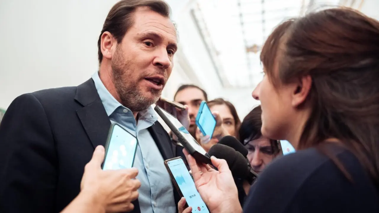  El ministro de Transporte y Movilidad Sostenible, &Oacute;scar Puente, ofrece declaraciones a los medios durante una sesi&oacute;n plenaria extraordinaria, en el Congreso de los Diputados, a 22 de enero de 2025, en Madrid (Espa&ntilde;a). El Congreso celebra el primer pleno d - Gabriel Luengas - Europa Press 