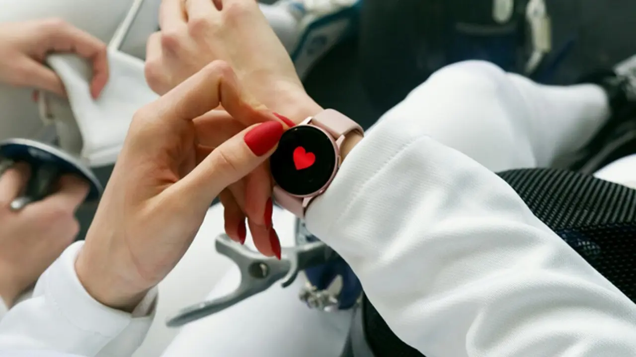  Una mujer consulta su frecuencia cardiaca en un reloj inteligente. 