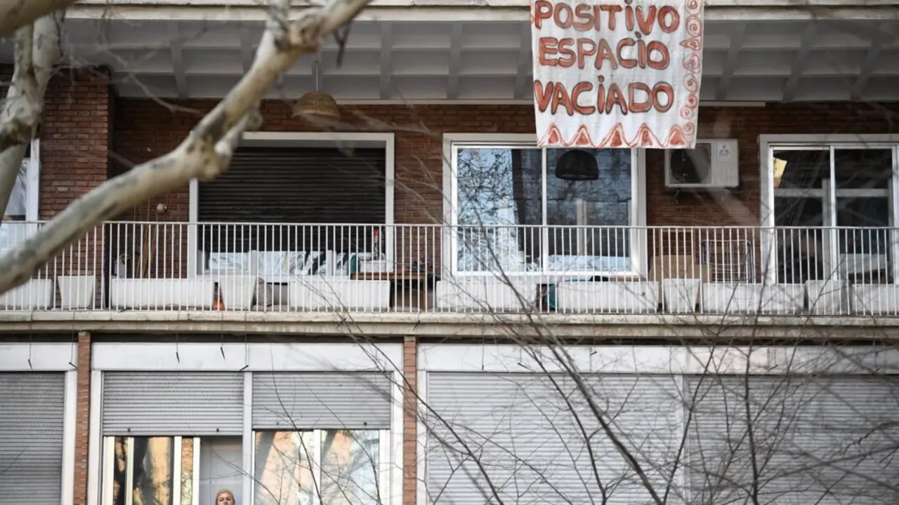  Archivo - Pancarta en un balc&oacute;n por el desalojo del centro social okupado &lsquo;La Ferroviaria&rsquo;, en la Plaza de Luca de Tena, en Madrid - Fernando S&aacute;nchez - Europa Press - Archivo 