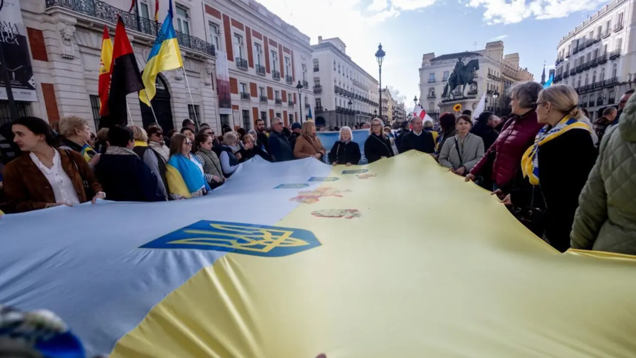  Decenas de personas durante una manifestaci&oacute;n con motivo del tercer aniversario de la invasi&oacute;n armada rusa a gran escala contra Ucrania, en la Puerta del Sol, a 22 de febrero de 2025, en Madrid (Espa&ntilde;a). - Ricardo Rubio - Europa Press 