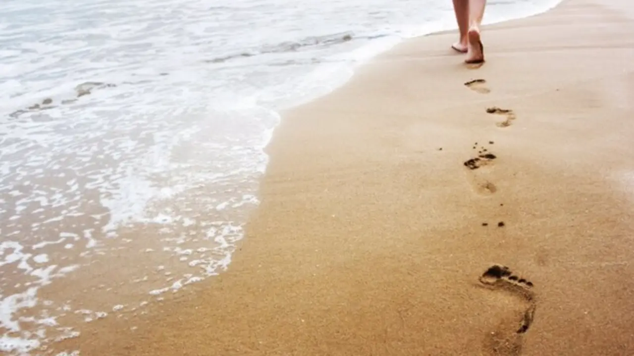  Archivo - Aprender a caminar no es cosa de ni&ntilde;os, andar, playa, arena, mar, pies - JOAN VICENT CANT&Oacute; ROIG - Archivo 