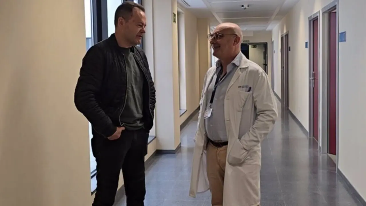  Jos&eacute; Ram&oacute;n, Paciente Curado Con CAR-T, Y El Doctor Joaqu&iacute;n Mart&iacute;nez L&oacute;pez, Jefe De Servicio De Hemarolog&iacute;a Del Hospital 12 De Octubre - HOSPITAL 12 DE OCTUBRE 