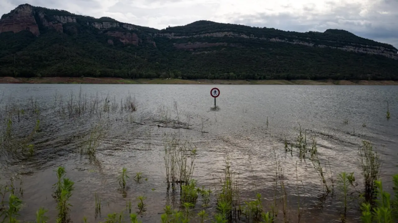  Archivo - El pant&agrave; de Sau, a 22 de junio de 2024, en Vilanova de Sau, Barcelona, Catalunya (Espa&ntilde;a). El pantano de Sau, conocido por su iglesia abandonada cuyo campanario emerge cuando el nivel del agua baja, ha superado el umbral del 40% de su capacidad - Lorena Sop&ecirc;na - Europa Press - Archivo 
