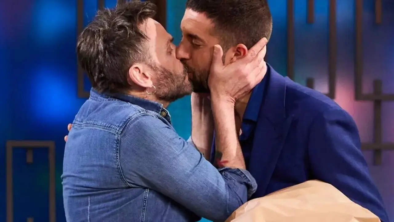  El beso entre Fernando Tejero y David Broncano 