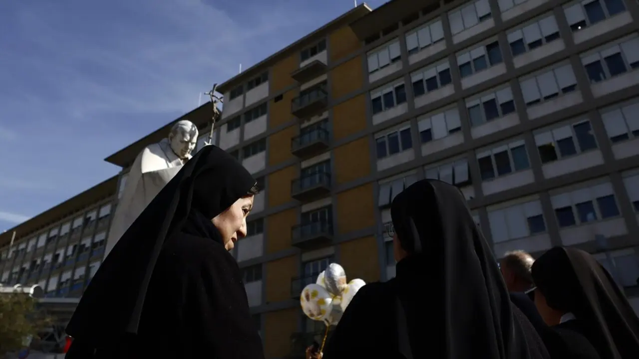  Religiosas en el exterior del Hospital Gemelli de Roma. - Cecilia Fabiano / Zuma Press / ContactoPhoto 