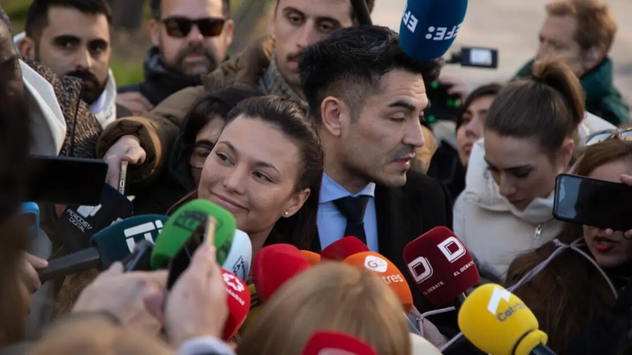  Archivo - La actriz Elisa Moulia&aacute; ofrece declaraciones a los medios a su salida de declarar de los juzgados de Plaza de Castilla, junto a su abogado, Alfredo Arri&eacute;n, a 16 de enero de 2025, en Madrid (Espa&ntilde;a). - Candela Ord&oacute;&ntilde;ez - Europa Press - Archivo 