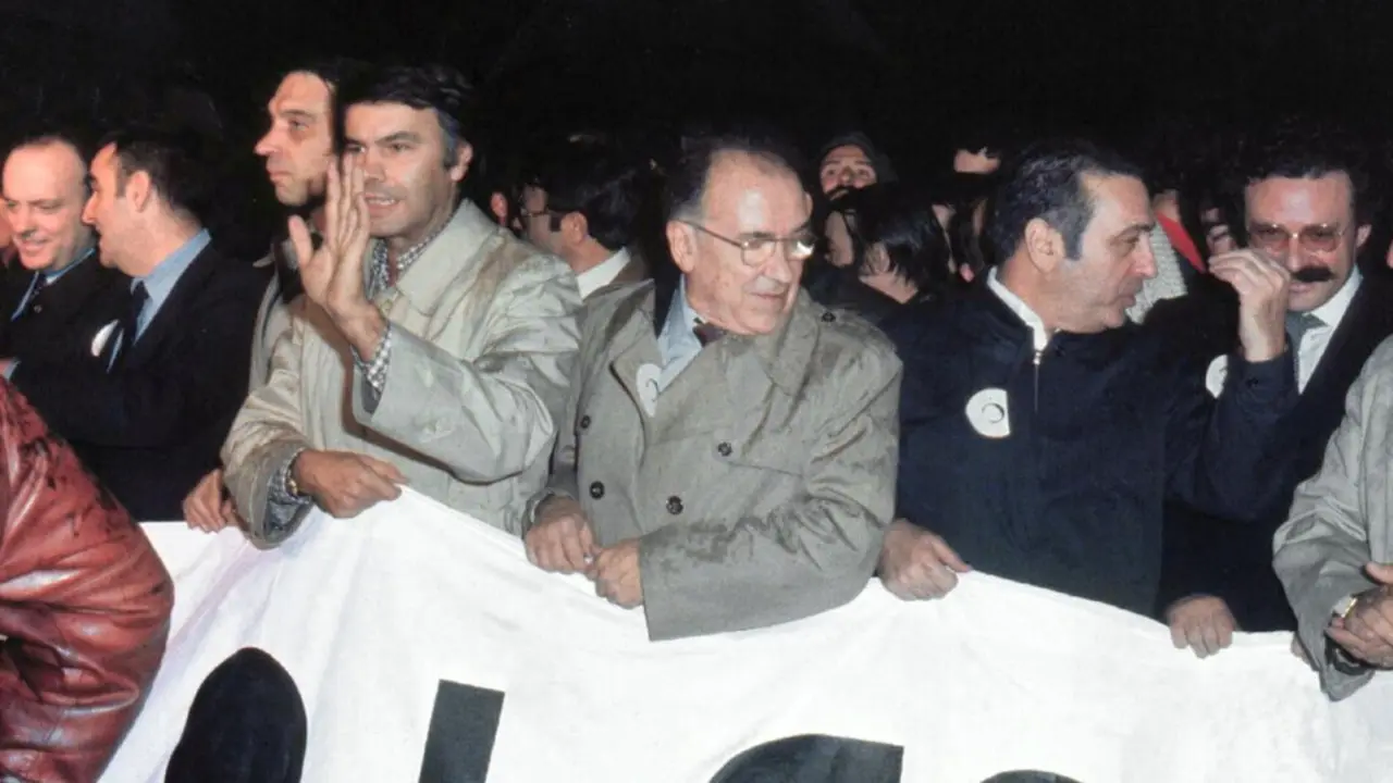  Archivo - Foto de archivo de la cabeza de la manifestaci&oacute;n bajo el lema "Por la libertad, la democracia y la Constituci&oacute;n" convocada por las principales fuerzas pol&iacute;ticas y sindicales en respuesta al intento golpista del 23F. - Europa Press - Archivo 