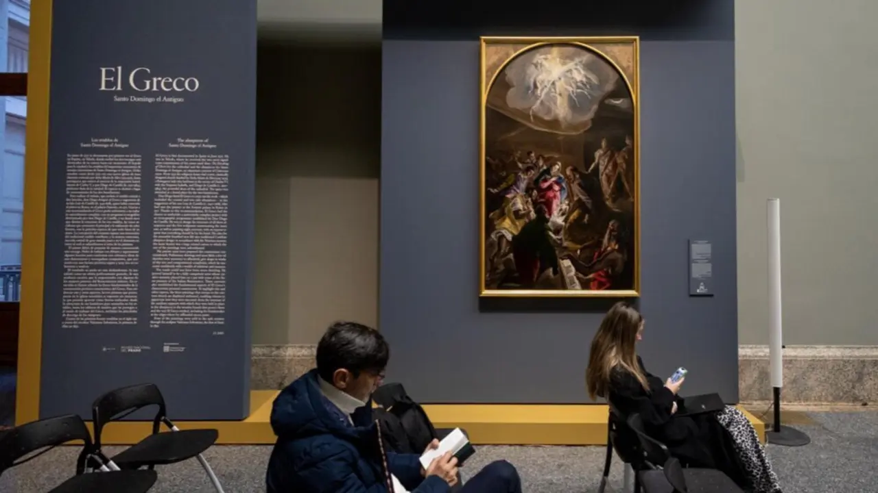  Un visitante contempla la obra 'La Asunci&oacute;n' de El Greco en la presentaci&oacute;n de la exposici&oacute;n 'El Greco. Santo Domingo el Antiguo', en el Museo del Prado, a 17 de febrero de 2025, en Madrid (Espa&ntilde;a). La exposici&oacute;n, que ha contado con el patrocinio de la Fu - Eduardo Parra - Europa Press 