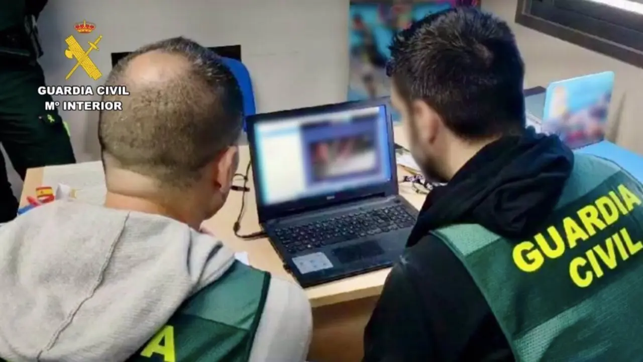  La Guardia Civil registra el ordenador de un ped&oacute;filo con m&aacute;s de 2,5 terabytes de contenido sexual infantil que ha sido detenido en la provincia de C&aacute;ceres - GUARDIA CIVIL | EP 