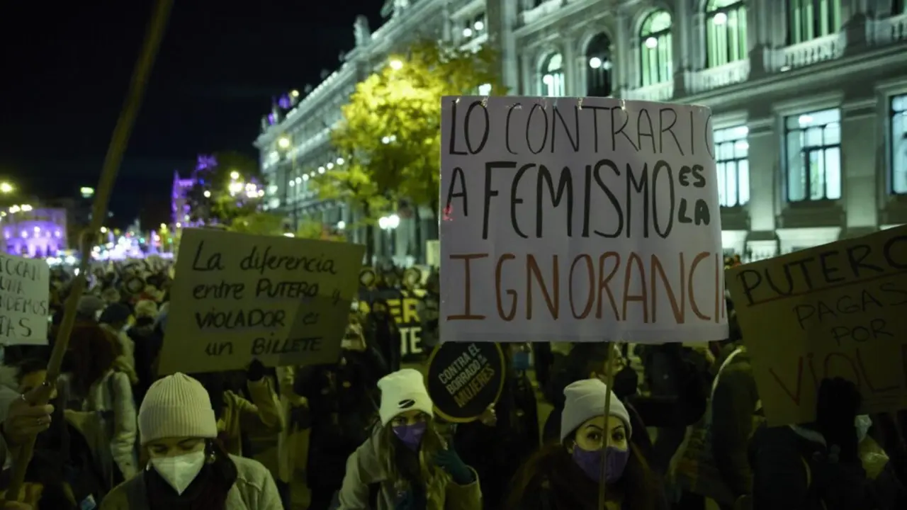  Archivo - Un grupo de personas participa en una manifestaci&oacute;n convocada por Movimiento Feminista contra la violencia machista, a 25 de noviembre de 2021, en Madrid, (Espa&ntilde;a). - Jes&uacute;s Hell&iacute;n - Europa Press - Archivo 