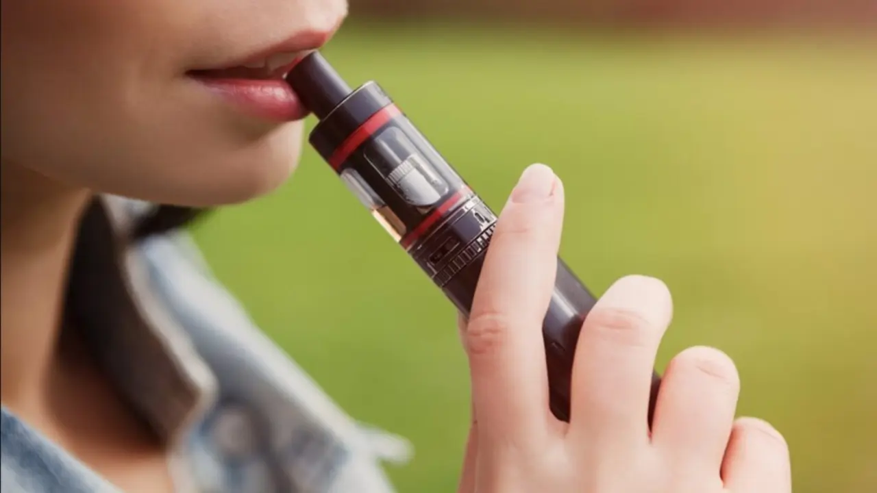  Archivo - Persona usando un vapeador - MAR&GEN 