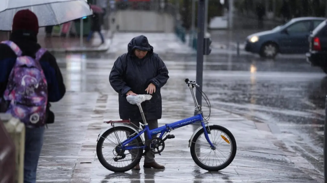  Una persona se protege de la lluvia con un impermeable en Sevilla. - Joaquin Corchero - Europa Press 
