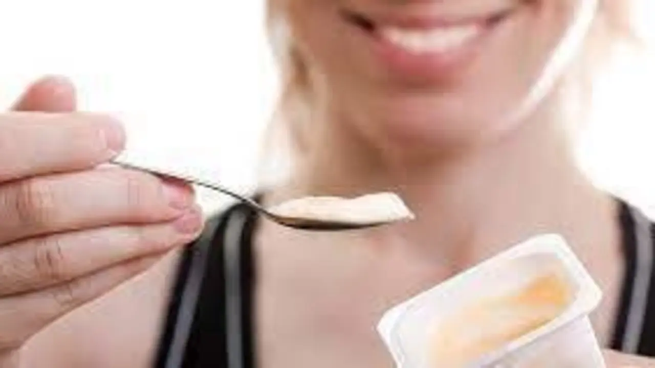  Persona comiendo un yogur 