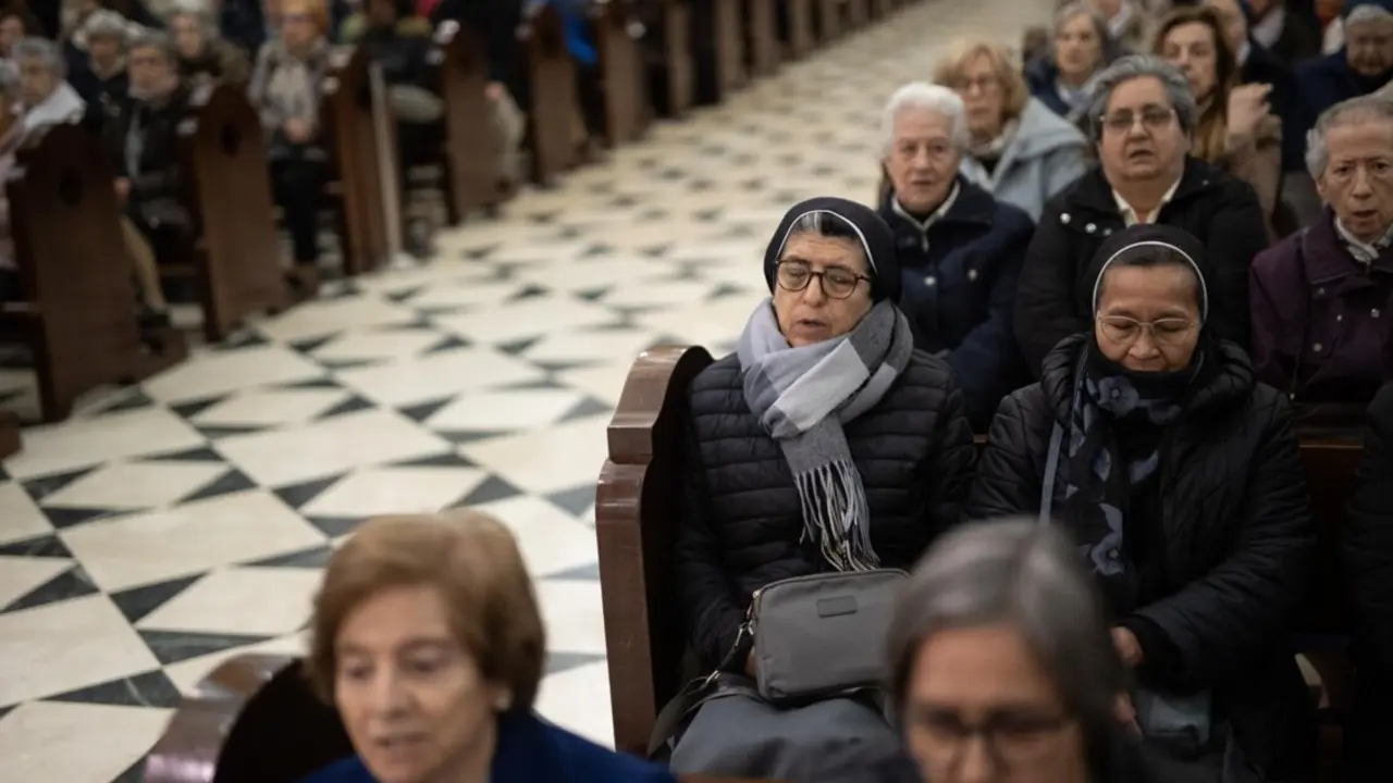  El Feligreses rezando durante una oraci&oacute;n por el Papa Francisco en la Catedral de la Almudena. - Alejandro Mart&iacute;nez V&eacute;lez - Europa Press 