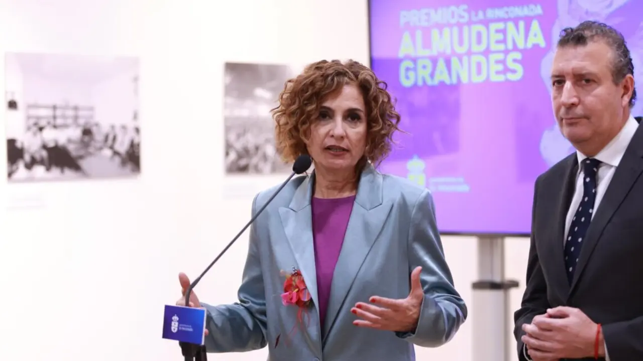  La vicepresidenta primera del Gobierno y ministra de Hacienda, Mar&iacute;a Jes&uacute;s Montero, atiende a los medios antes de presidir el acto de entrega de los Premios de Novela y Ensayo 'Almudena Grandes'. A 06 de marzo de 2025, en La Rinconada, Sevilla (Andaluc&iacute;a, - Roc&iacute;o Ruz - Europa Press 