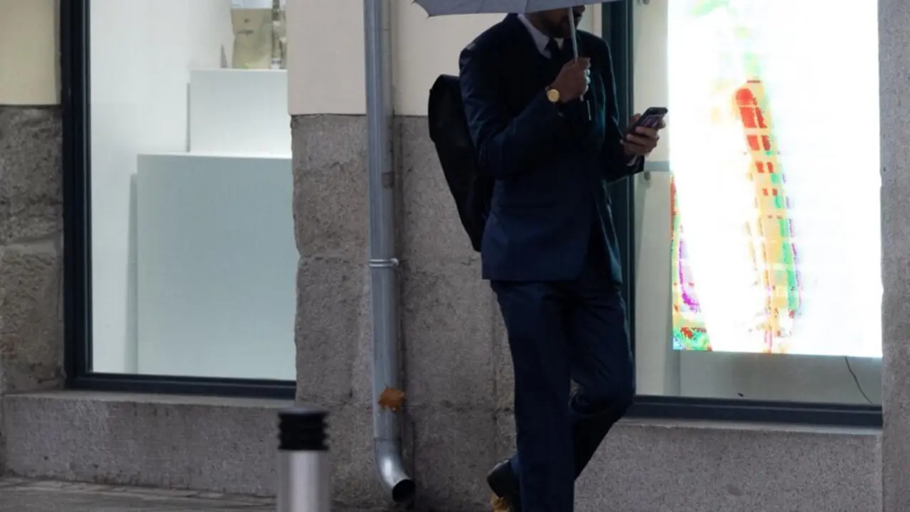  Personas con paraguas bajo la lluvia durante la llegada de la borrasca &lsquo;Garo&eacute;&rsquo;, a 20 de enero de 2025, en Madrid (Espa&ntilde;a). - Eduardo Parra - Europa Press 