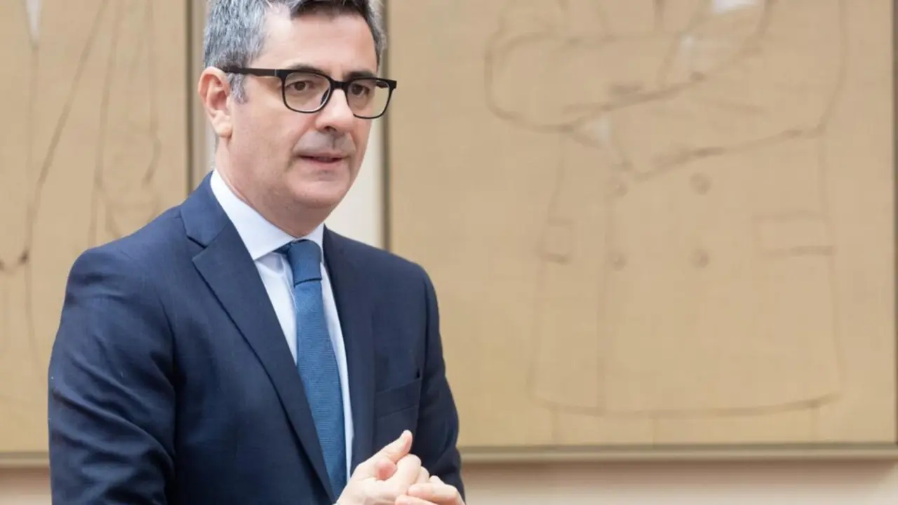  El ministro de la Presidencia Justicia, y Relaciones con las Cortes, F&eacute;lix Bola&ntilde;os, llega a la Comisi&oacute;n Constitucional, en el Congreso de los Diputados. - Eduardo Parra - Europa Press 